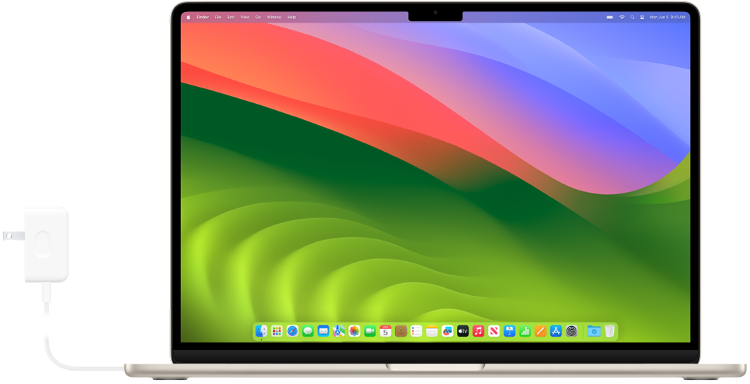 Un MacBook Air amb l’adaptador de corrent connectat.