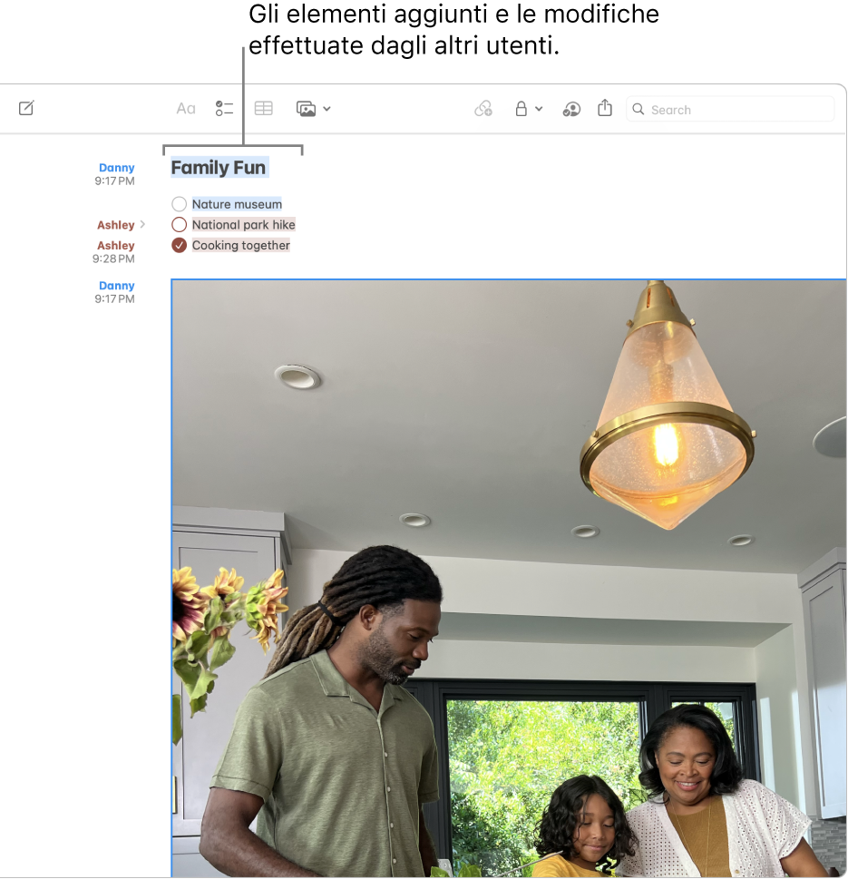 Una nota con una casella di controllo che mostra un elenco delle attività dei membri della famiglia. Le modifiche di un altro partecipante sono evidenziate.