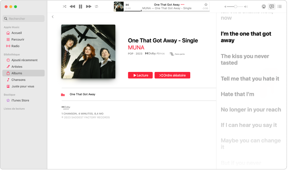 Une chanson en lecture avec les paroles à droite, qui s’affichent à l’écran en synchronisation avec la musique.