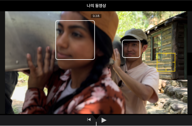 배경에서 초점이 맞춰진 영역에 눈금 표시가 있는 노란색 사각형을 표시하고 초점이 맞춰지지 않은 두 대상체 주위에 흰색 상자를 표시하는 뷰어.