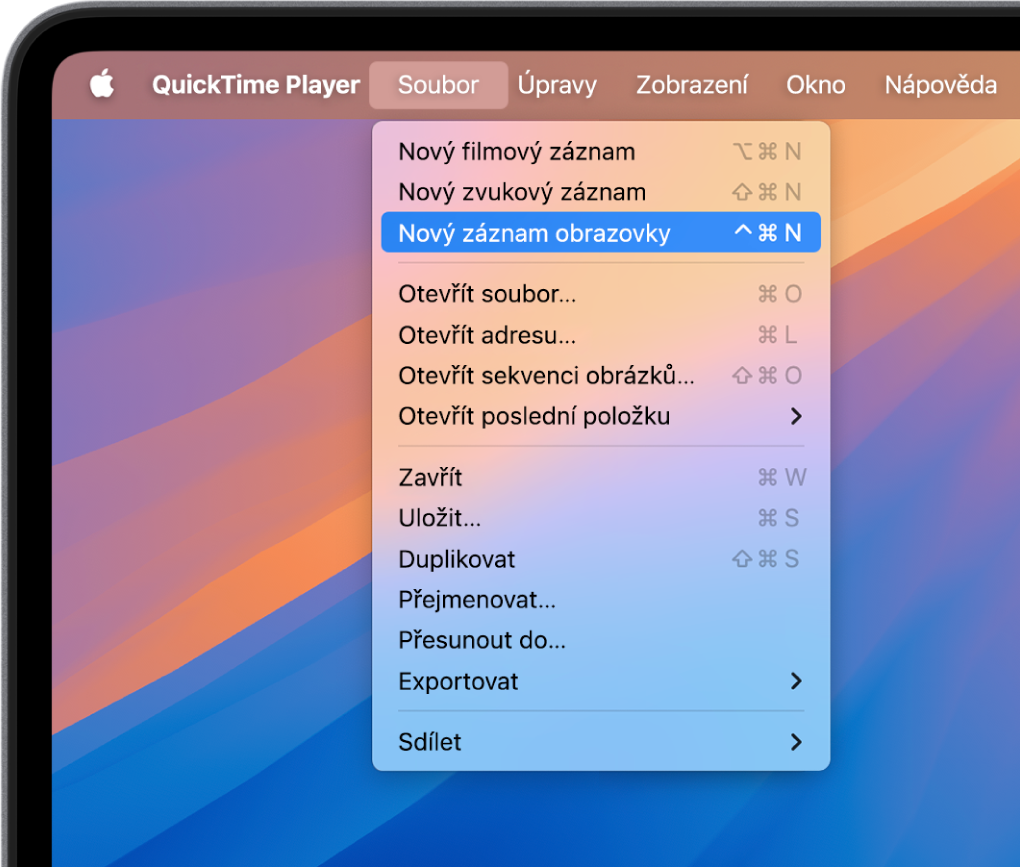 Otevřená nabídka Soubor v aplikaci QuickTime Player s výběrem příkazu Nový záznam obrazovky, kterým záznam obrazovky začíná.