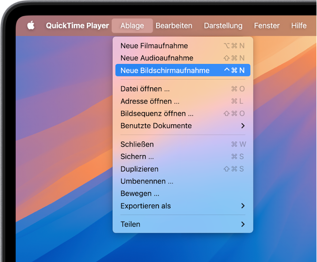 In der App „QuickTime Player“ ist das Menü „Ablage“ geöffnet und der Befehl „Neue Bildschirmaufnahme“ ist ausgewählt, um die Aufnahme des Bildschirms zu starten.