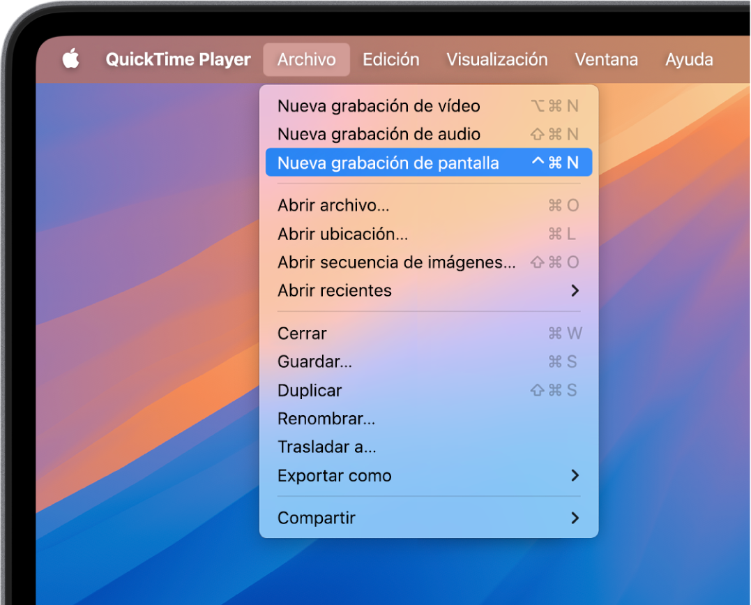 En la app QuickTime Player, el menú Archivo está abierto y se elige el comando “Nueva grabación de pantalla” para empezar a grabar la pantalla.