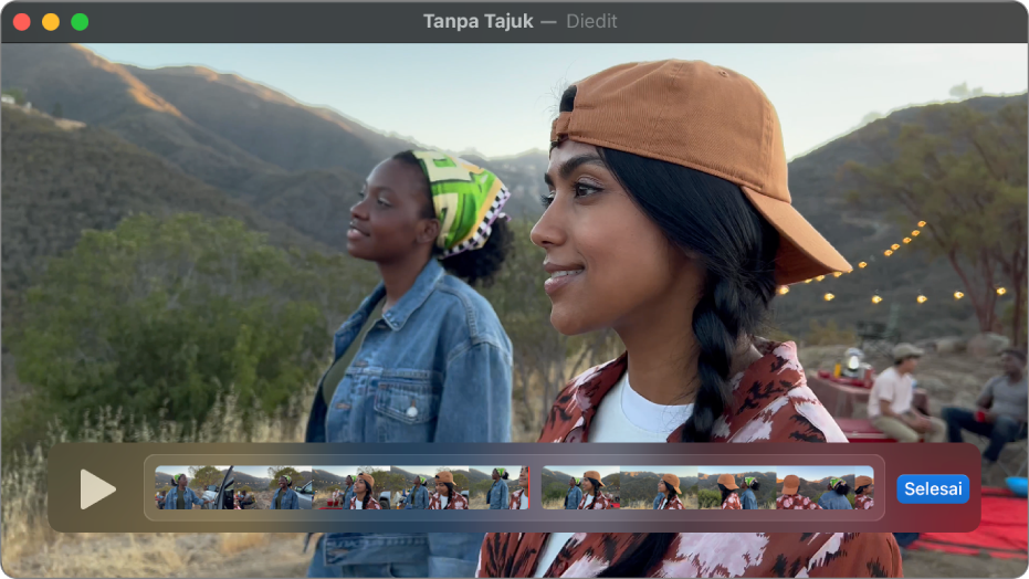 Tetingkap QuickTime Player dengan editor klip ditunjukkan di bahagian bawah.