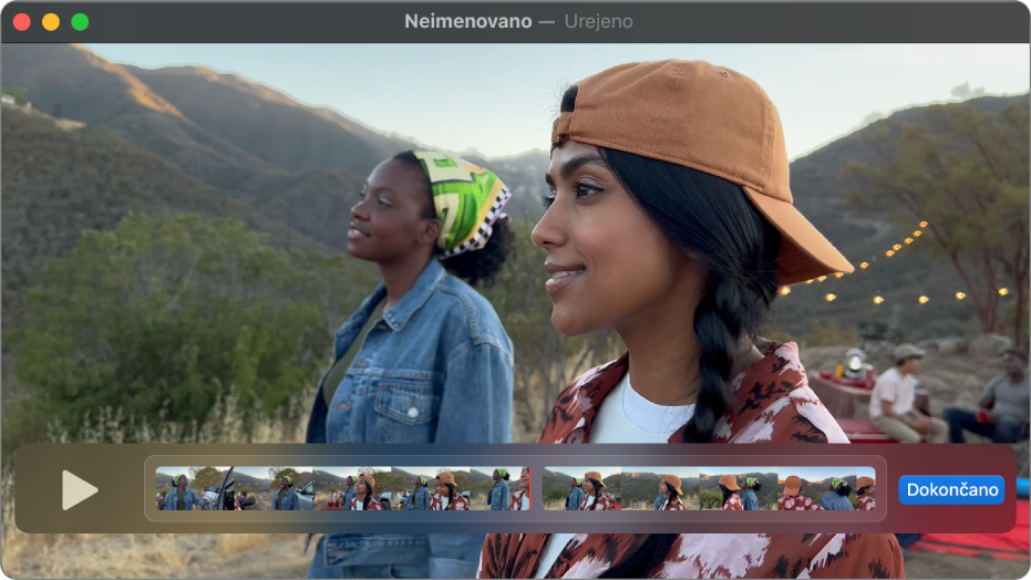 Okno pripomočka QuickTime Player z urejevalnikom izrezkov na dnu.