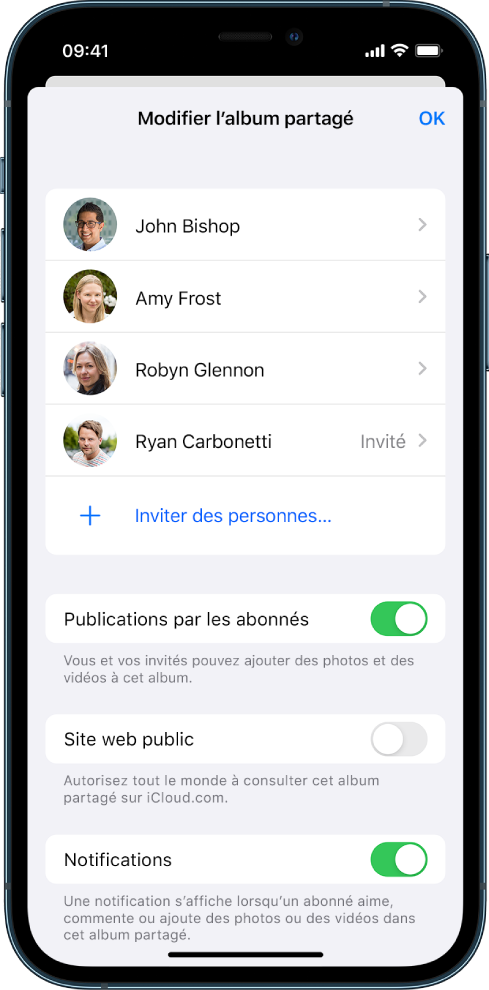 Écran d’un iPhone montant un album photo partagé et les personnes avec lesquelles il est partagé.