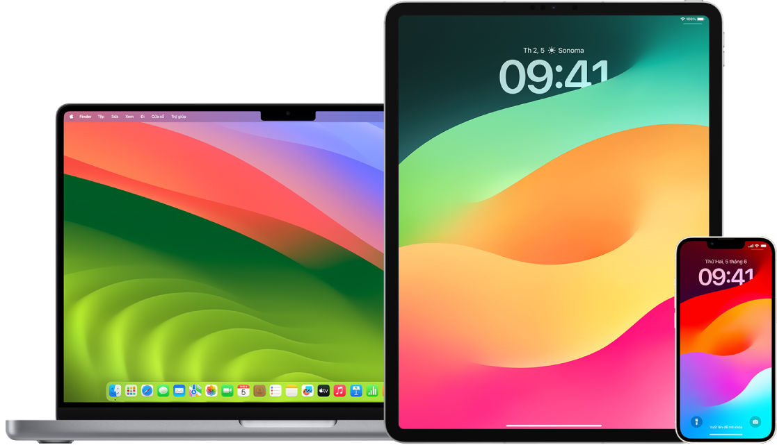 Một MacBook Air, iPad và iPhone.