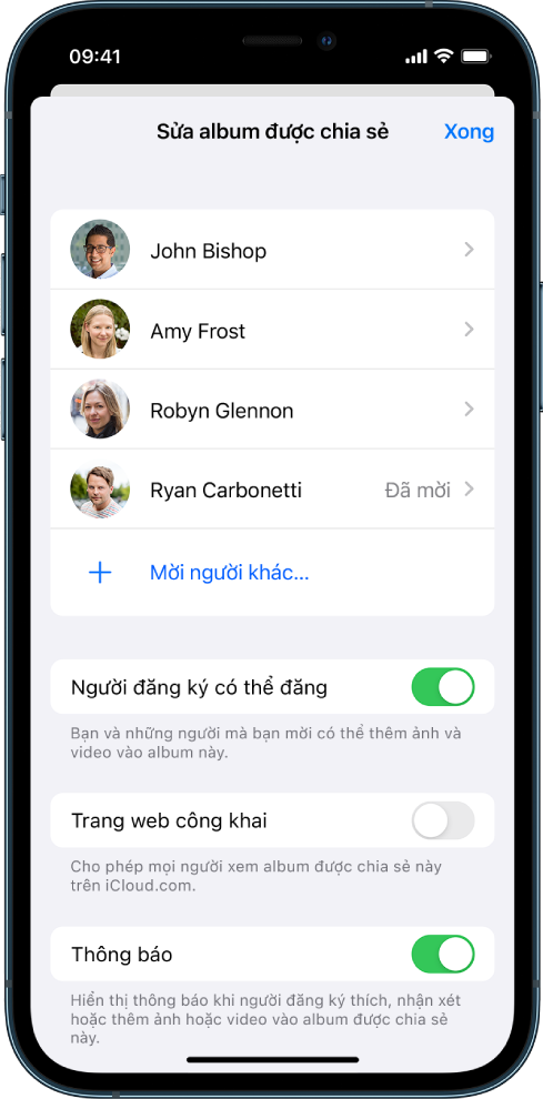 Một màn hình iPhone đang hiển thị một album Ảnh được chia sẻ và những người được chia sẻ album đó.