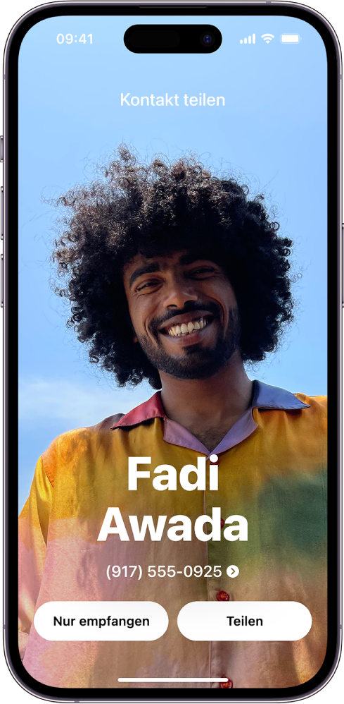 Ein NameDrop-Bildschirm mit dem Namen und der Nummer einer Person. Darunter befinden sich die Tasten „Nur empfangen“ und „Teilen“.