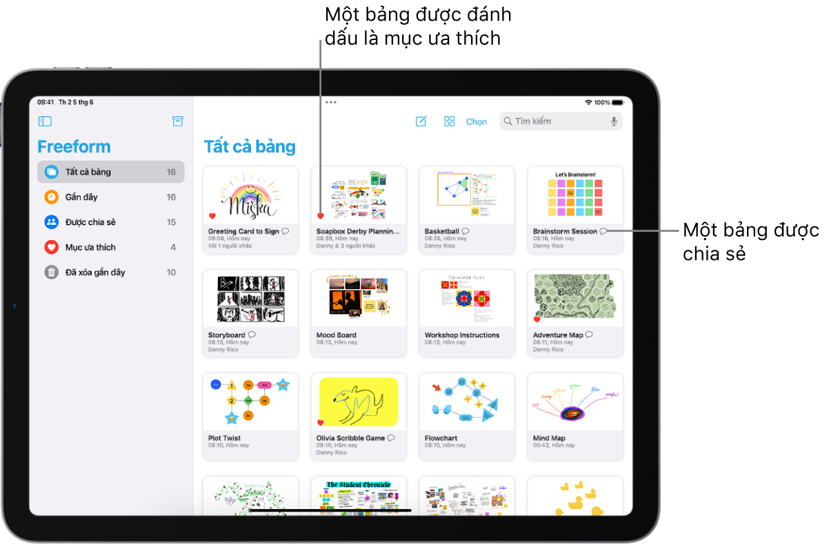 Freeform được mở trên iPad. Tất cả bảng được chọn trong thanh bên và các hình thu nhỏ bảng xuất hiện ở bên phải.