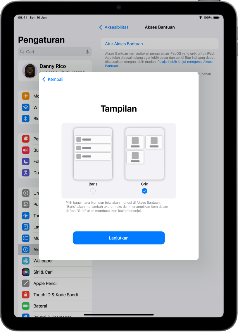 iPad sedang diatur untuk Akses Bantuan, dengan pilihan untuk menampilkan konten dalam daftar yang mudah dibaca, atau dalam grid besar yang menekankan gambar serta ikon.