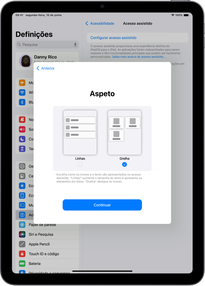 Um iPad a ser configurado para o Acesso assistido, com opções para apresentar o conteúdo em listas de leitura fácil ou numa grande grelha que destaca imagens e ícones.