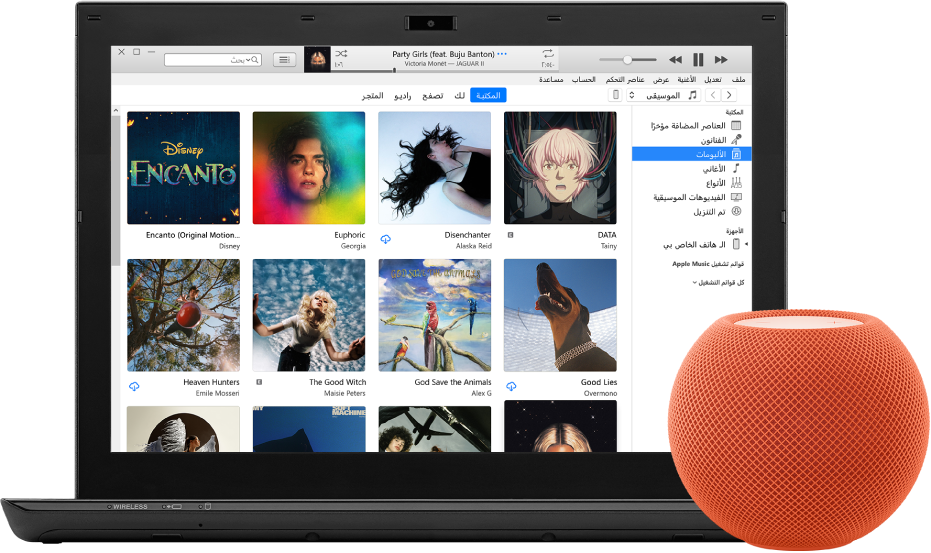 جهاز PC يظهر على شاشته iTunes وبالقرب منه تظهر HomePod mini.