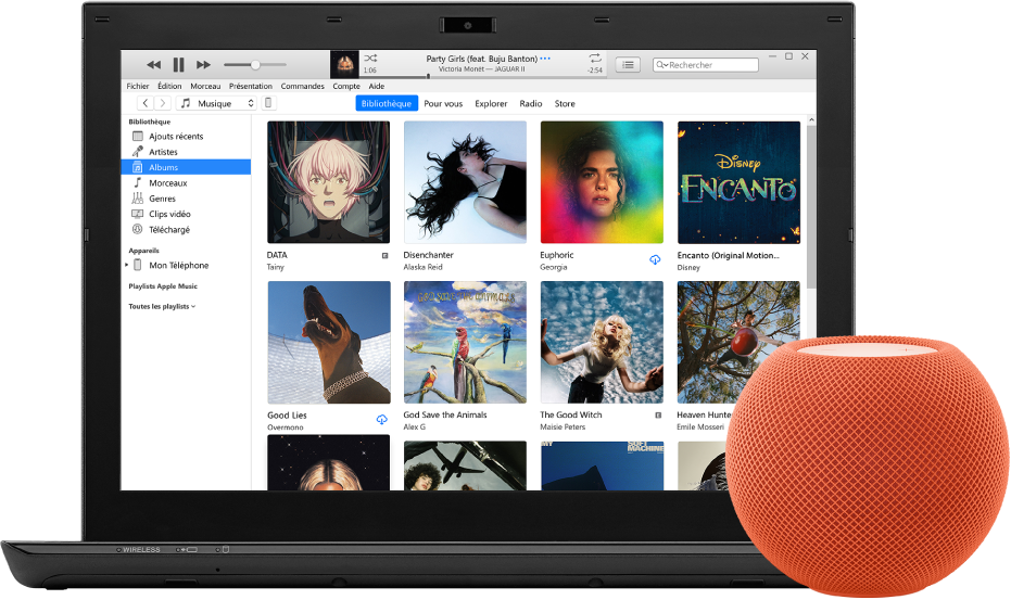 Un PC avec iTunes à l’écran et un HomePod mini à proximité.