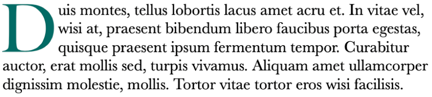 Grande lettre « D » ajoutée en tant que lettrine au début d’un paragraphe.