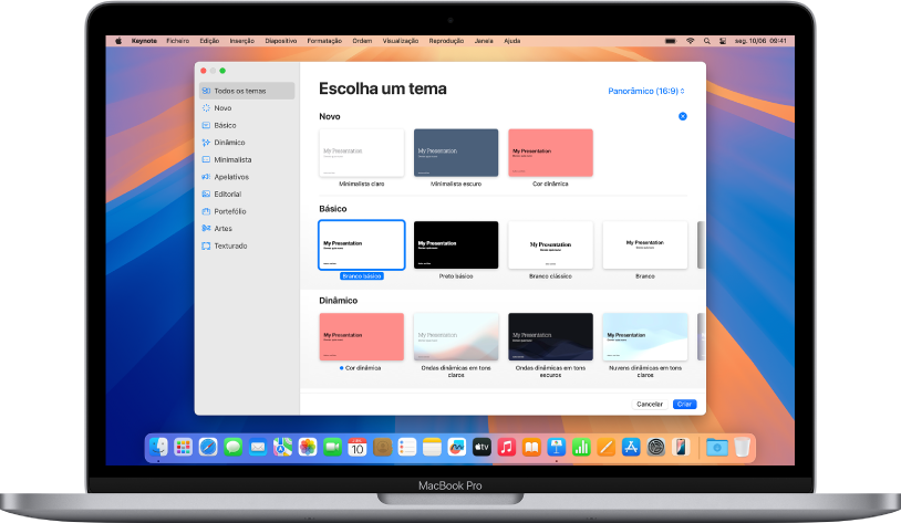 Um MacBook Pro com o seletor de temas do Keynote aberto no ecrã. A categoria “Todos os temas” está selecionada à esquerda e os temas preconcebidos aparecem à direita nas linhas por categoria. O menu pop-up “Idioma e região” está no canto inferior esquerdo e os botões “Padrão” e “Panorâmico” estão no canto superior direito.