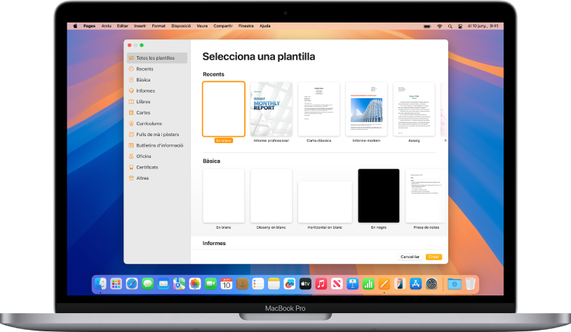 Un MacBook Pro amb el selector de plantilles del Pages obert a la pantalla. Hi ha la categoria “Totes les plantilles” seleccionada a l’esquerra i es mostren plantilles predissenyades en files a la dreta ordenades per categoria.