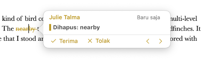 Teks yang dihapus dengan komentar terbuka dan Terima, Tolak, dan panah navigasi. Perubahan yang dilacak menampilkan nama pembuat dan tanggal.