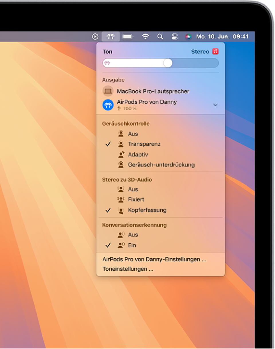 Ein MacBook Pro, auf dem in der App „Musik“ ein Titel wiedergegeben wird. In der Menüleiste ist das Symbol für die AirPods ausgewählt und in einem Menü ist zu sehen, dass für die AirPods die Geräuschunterdrückung sowie 3D-Audio mit Kopferfassung aktiviert ist.