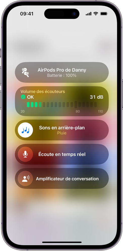 L’écran « Appareils auditifs » dans le centre de contrôle. Les options « Volume des écouteurs » en décibels, « Adaptation des écouteurs », « Sons en arrière-plan », « Écoute en temps réel » et « Amplificateur de conversation » sont affichées de haut en bas.