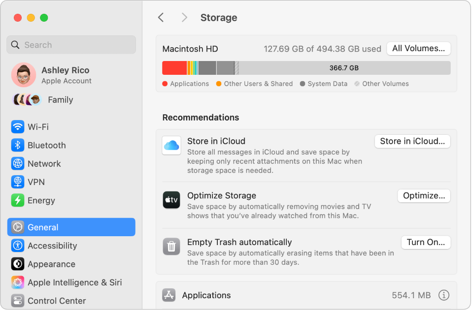 Los ajustes de Recomendaciones para almacenamiento, que muestra las opciones “Guardar en iCloud”, “Optimizar el almacenamiento” y “Vaciar la papelera automáticamente”.