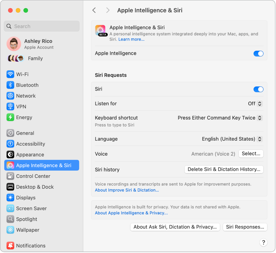 Apple Intelligence & Siri iestatījumu logs ar atlasītu opciju Siri un vairākām Siri pielāgošanas opcijām labajā pusē