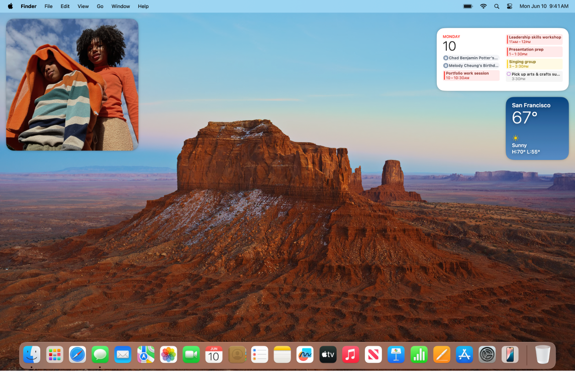 El escritorio de una Mac con un fondo de pantalla personalizado.