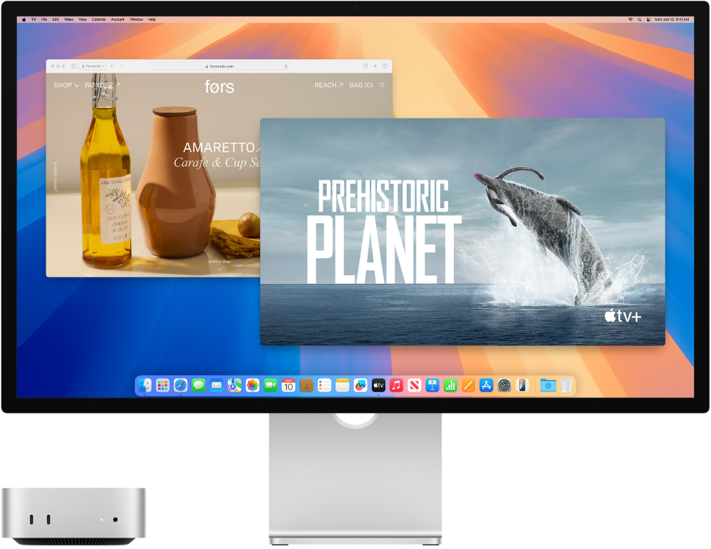 Қатар орналасқан Mac mini және Apple Studio Display.