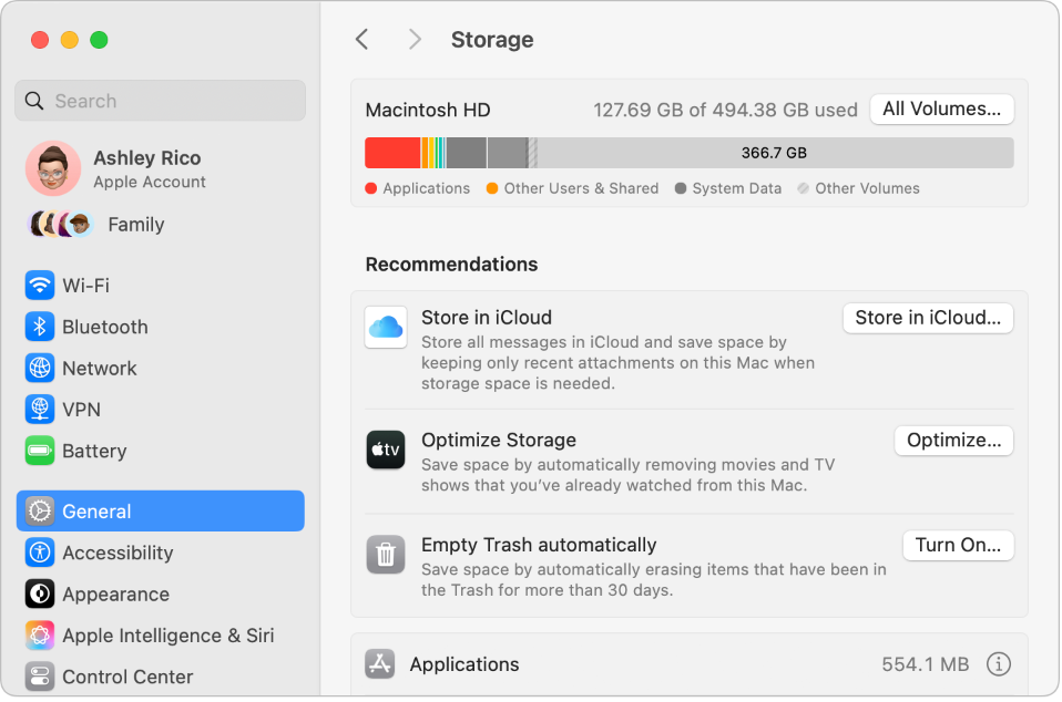 Los ajustes de Recomendaciones para almacenamiento, que muestra las opciones “Guardar en iCloud”, “Optimizar el almacenamiento” y “Vaciar la papelera automáticamente”.