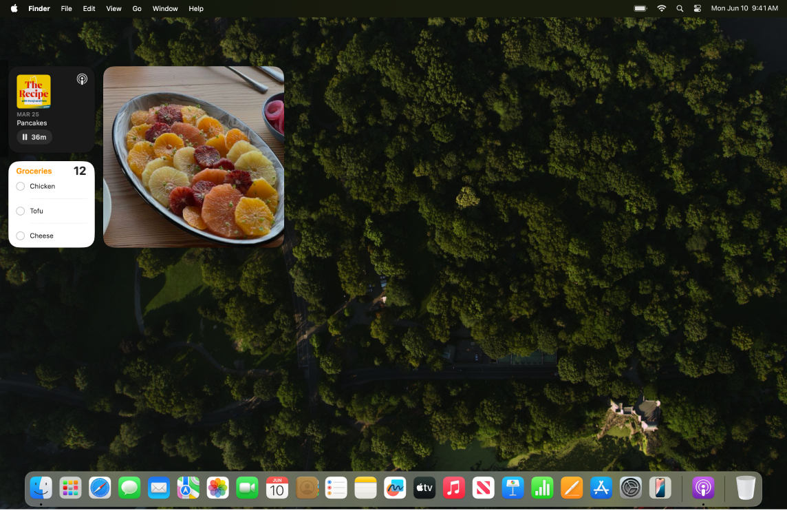 Desktop Mac dengan wallpaper khusus.