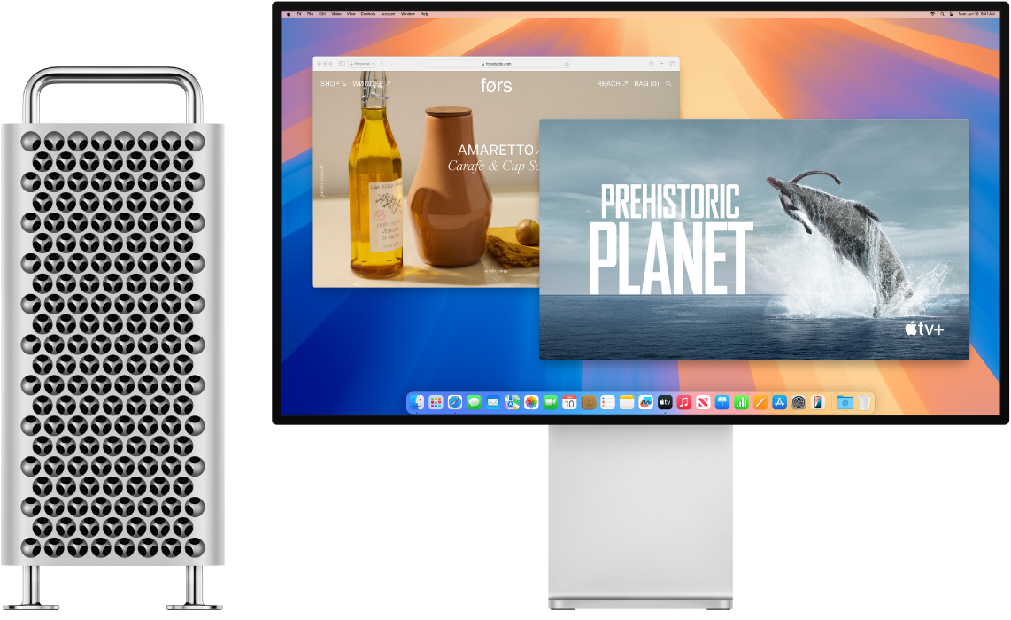 Mac Pro Tower и Pro Display XDR един до друг.