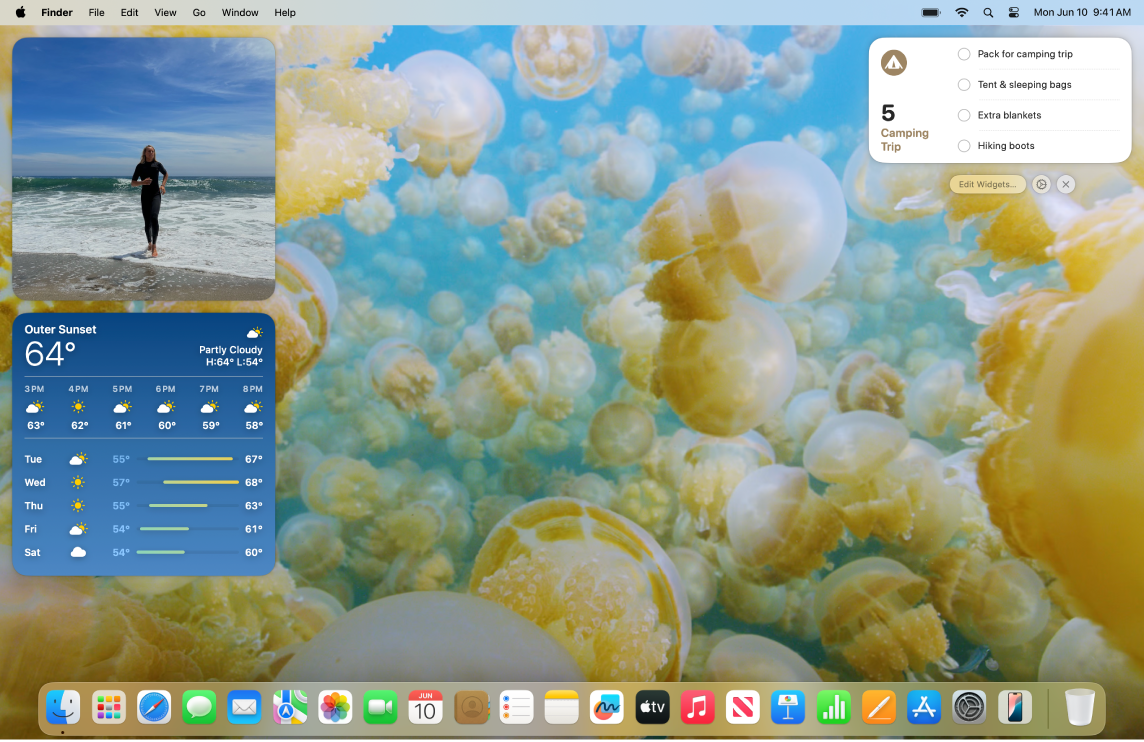 Desktop Mac dengan wallpaper khusus.