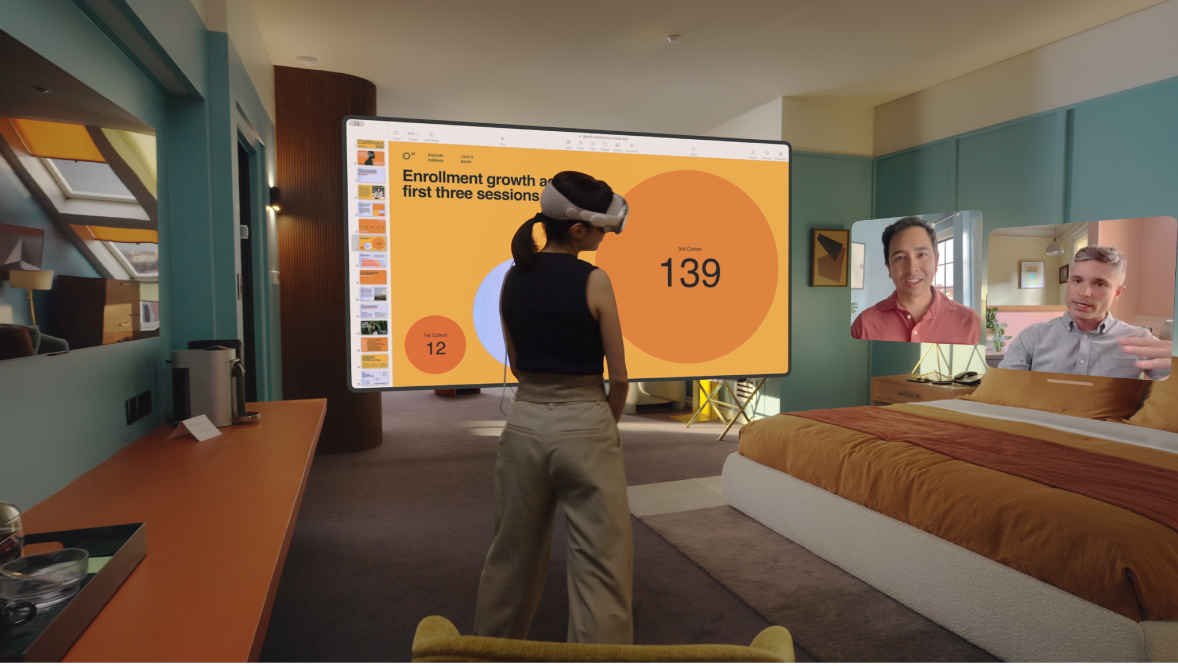 شخص يرتدي Apple Vision Pro ويجري مكالمة فيس تايم. مربعات الآخرين في المكالمة تظهر بجانب شاشة مشتركة.