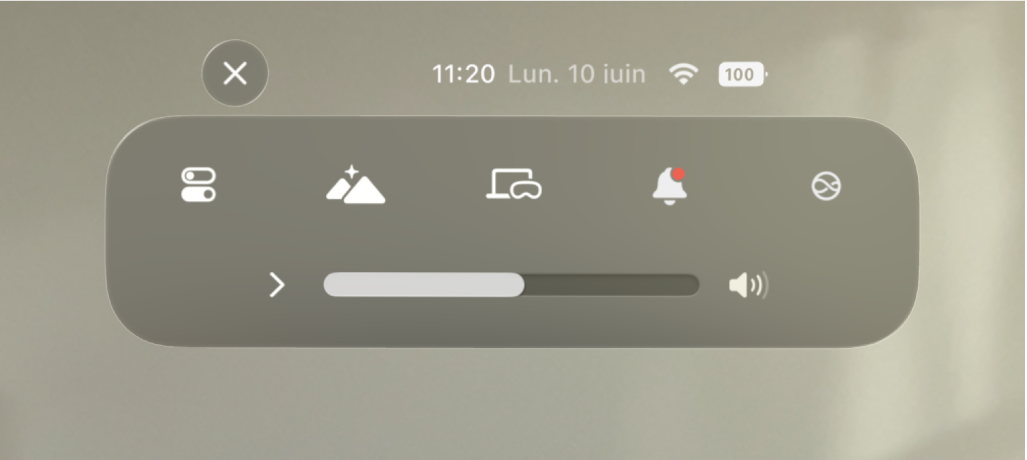 Le centre de contrôle sur l’Apple Vision Pro avec le bouton Siri visible à droite.