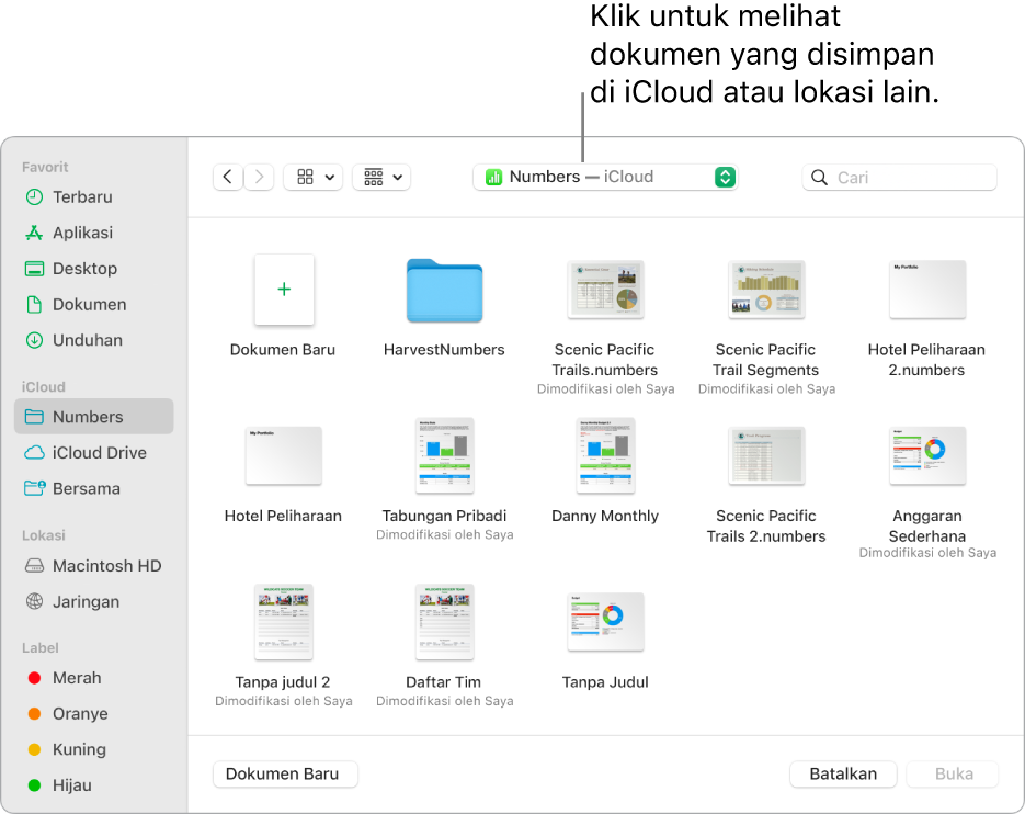 Dialog Buka dengan bar samping terbuka di sebelah kiri dan iCloud Drive dipilih di menu pop-up di bagian atas. Folder untuk Keynote, Numbers, dan Pages muncul di dialog bersama dengan tombol Dokumen Baru.