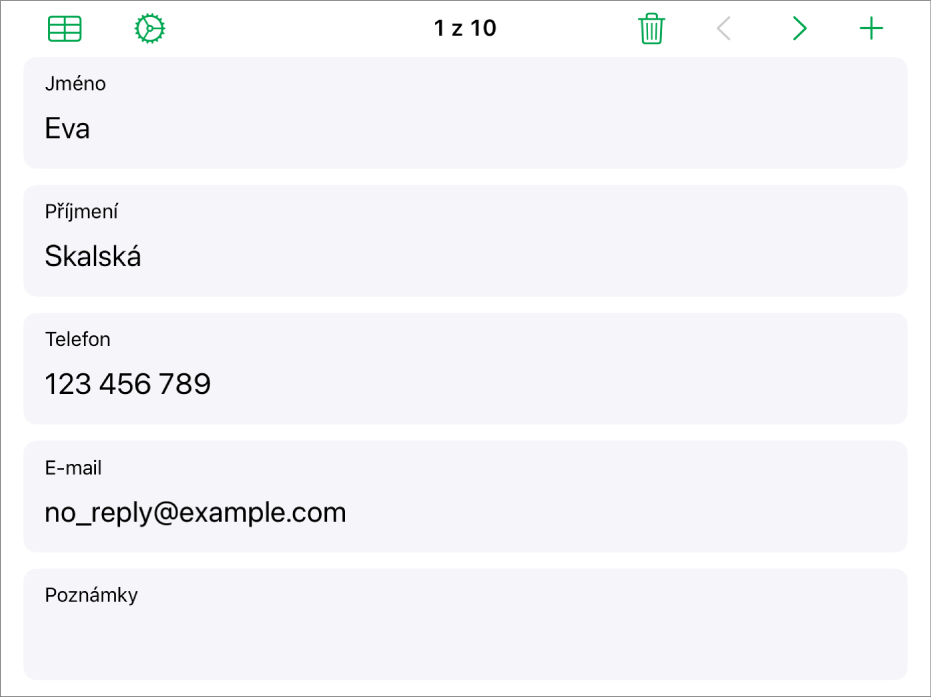 Formulář, v němž každý záznam obsahuje pole pro jméno, telefonní číslo, e-mailovou adresu a další údaje. Nahoře jsou také ovládací prvky pro zobrazení sdružené tabulky či ovládacích prvků pro nastavení formuláře a pro přepínání mezi záznamy.