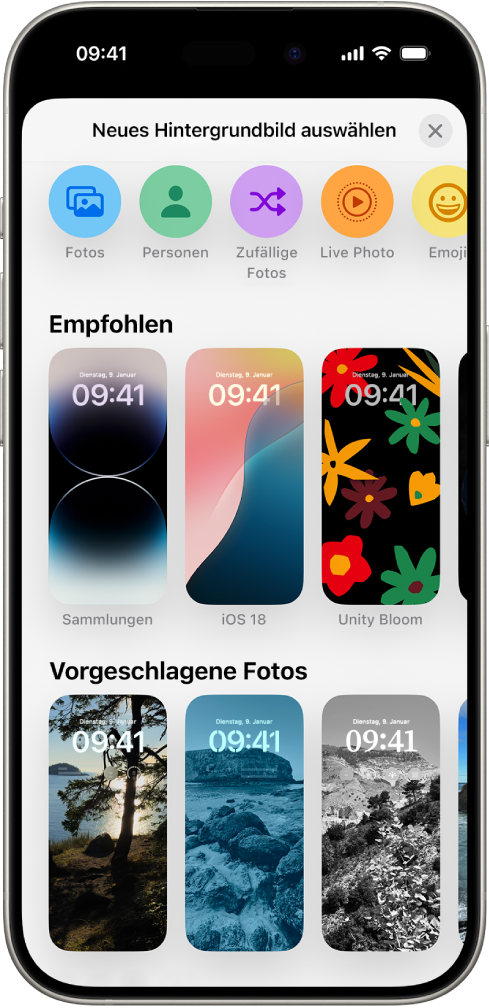 Der Bildschirm „Neues Hintergrundbild auswählen“ mit einer Galerie der wählbaren Hintergründe zum Anpassen des iPhone-Sperrbildschirms in Kategorien wie „Empfohlen“ und „Vorgeschlagene Fotos“. Im oberen Bereich befinden sich Tasten zum Hinzufügen von Fotos, Personen, zufälligen Fotos, Emojis und einer Wetteransicht zum Hintergrund des Sperrbildschirms.