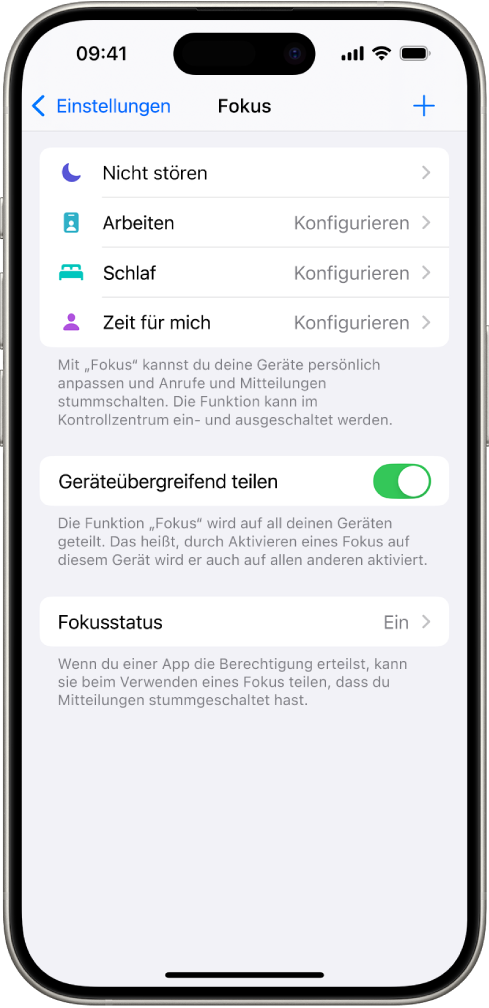 Ein Bildschirm mit vier Fokus-Optionen: „Nicht stören“, „Keine Nachrichten während Telefongesprächen“, „Schlafen“, „Zeit für mich“ und „Arbeiten“. Die Option „Geräteübergreifend teilen“ ist aktiviert, sodass dieselben Fokus-Einstellungen auf all deinen Apple-Geräten verwendet werden können.