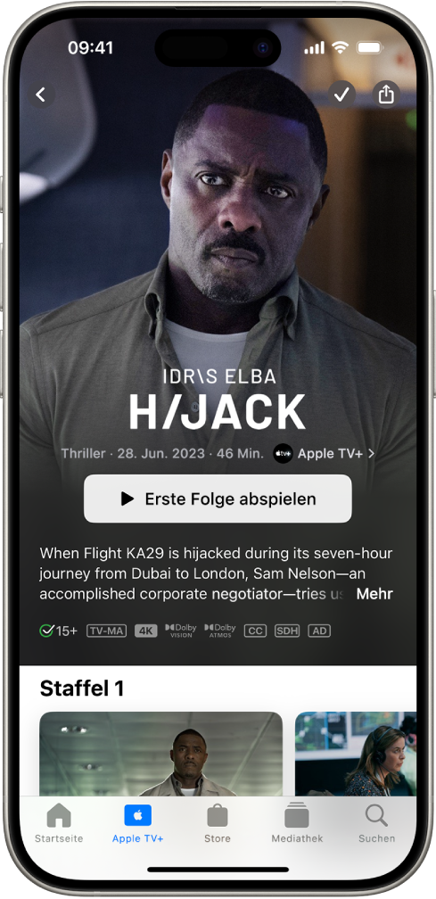 Im Tab „Apple TV+“ wird ein Apple Original mit dem Titel, der Taste „Erste Folge abspielen“ und einer Beschreibung der Serie angezeigt. Unten im Bildschirm sind von links nach rechts die Tabs „Startseite“, „Apple TV+“, „Store“, „Mediathek“ und „Suchen“ zu sehen.