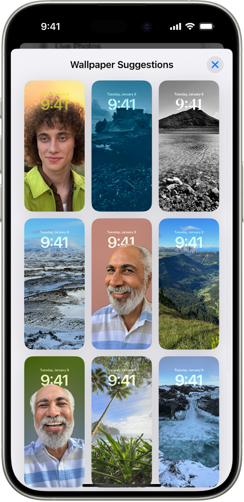 Las sugerencias de fondos de pantalla están abiertas en la app Fotos. En una lista de sugerencias se muestran diversas combinaciones generadas automáticamente de fotos, efectos de filtro y tipos de letra para el reloj.