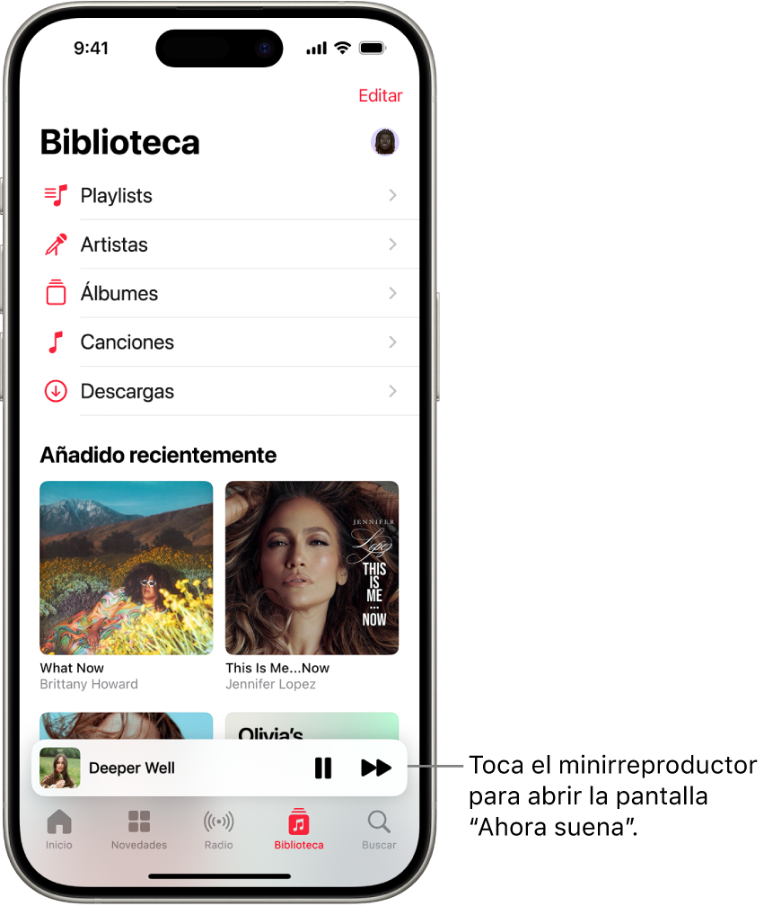 Pantalla Biblioteca con el minirreproductor cerca de la parte interior. El minirreproductor muestra el título de la canción que se está reproduciendo. Los botones Pausa y “Pista siguiente” están a la derecha del título de la canción. Toca el minirreproductor para abrir la pantalla “Ahora suena”.