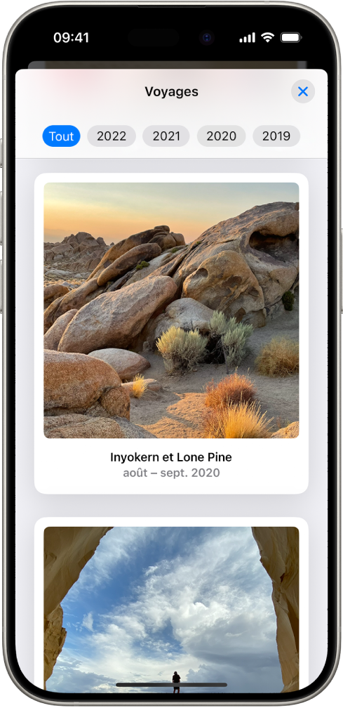 L’écran Voyages est ouvert dans l’app Photos. Une ligne d’années apparaît près du haut de l’écran. L’option Toutes est sélectionnée. En dessous se trouvent des collections de photos, chacune liée à un voyage différent.