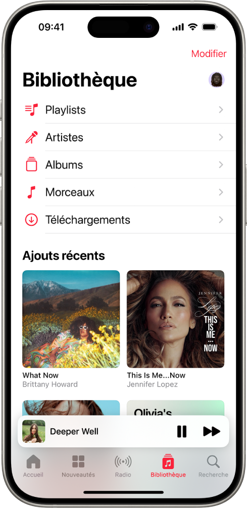 L’écran Bibliothèque avec une liste de catégories contenant Playlists, Artistes, Albums, Morceaux et Téléchargements. Le titre Ajouts récents apparaît sous la liste. Le mini-lecteur affiche le titre du morceau en cours d’écoute et les boutons Pause et Suivant qui sont affichés vers le bas de l’écran.