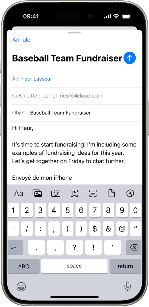 Un brouillon d’e-mail en cours d’écriture avec les options de pièces jointes situées au-dessus du clavier.