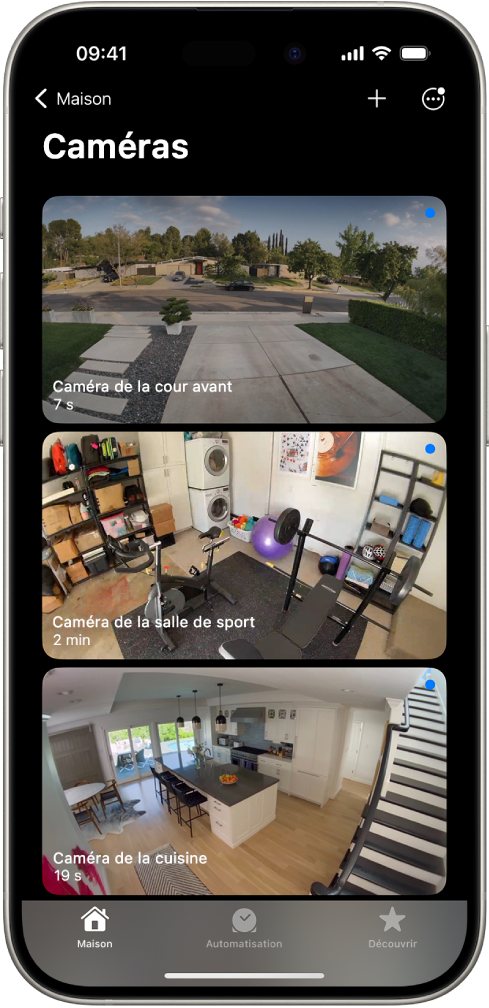 L’écran Caméra avec des images provenant de trois caméras de sécurité : court d’entrée, salle de sport et cuisine. Le temps écoulé depuis la dernière actualisation de l’image apparaît sous le nom de chaque caméra. Par exemple, la caméra qui donne sur la cour d’entrée affiche sept secondes écoulées depuis la dernière actualisation.