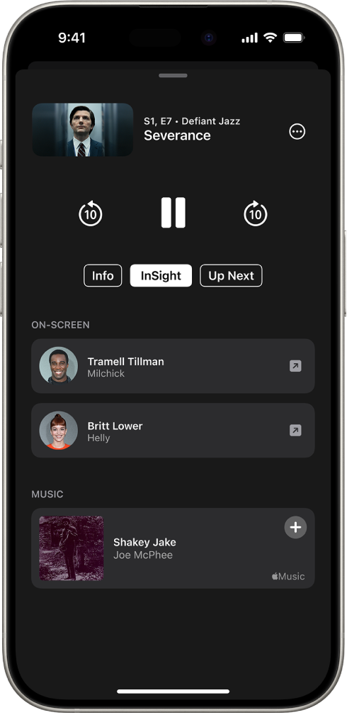 Layar InSight di app Apple TV yang menampilkan aktor dan musik yang diputar di acara di atas.
