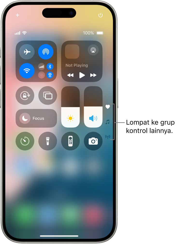 Pusat Kontrol dibuka di layar iPhone, dengan ikon di sebelah kanan untuk melihat grup kontrol lainnya.