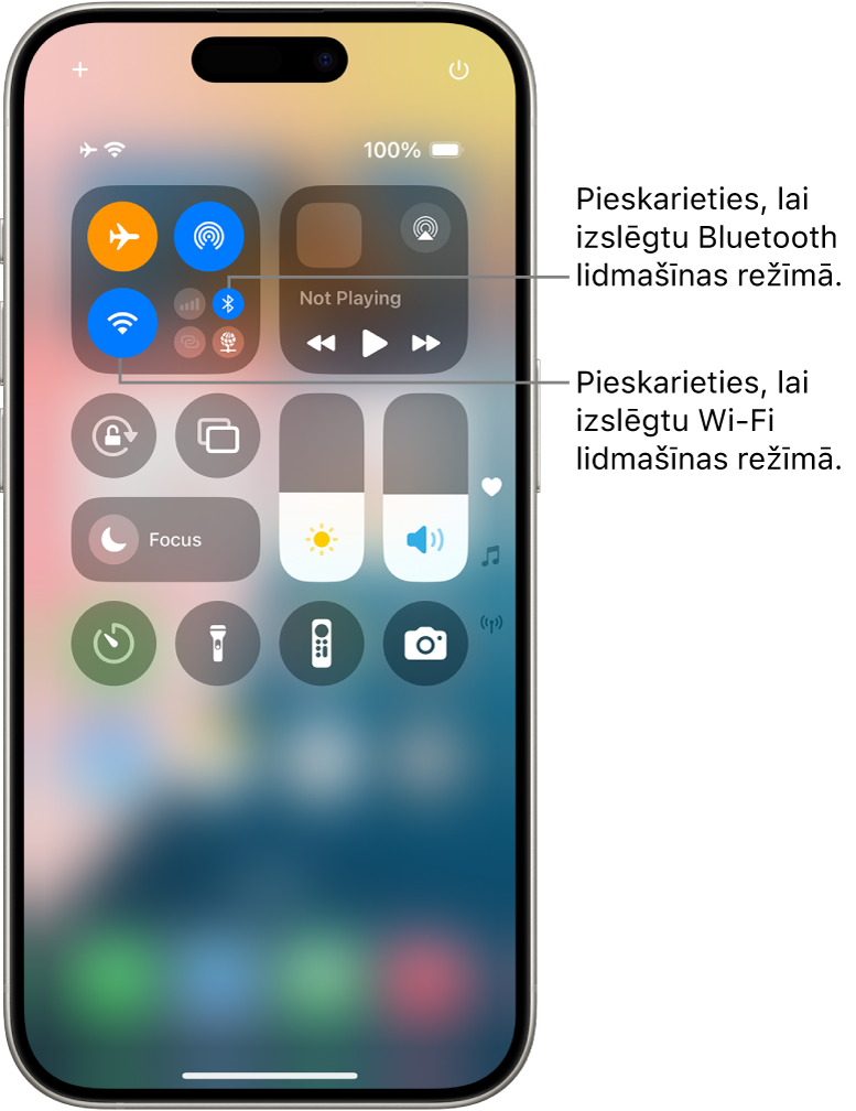 iPhone izvēlne Control Center. Vadīklu grupas kreisās puses augšējā stūrī ir režīma Airplane poga (augšā pa kreisi), Wi-Fi poga (apakšā pa kreisi) un Bluetooth poga (apakšā pa labi). Visi vienumi: režīms Airplane, Wi-Fi un Bluetooth. Pieskarieties pie pogas Bluetooth, lai izslēgtu Bluetooth režīmā Airplane. Pieskarieties pie pogas Wi-Fi, lai izslēgtu Wi-Fi režīmā Airplane.