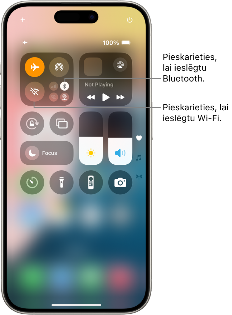 Control Center ar ieslēgtu lidmašīnas režīmu, kur var redzēt, ka Wi-Fi un Bluetooth izslēgti. Pogas Wi-Fi un Bluetooth ieslēgšanai ir netālu no Control Center ekrāna augšējā kreisā stūra.