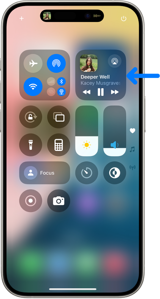 iPhone Control Center.ir redzama bultiņa, kas norāda uz audio karti, kurā varat vadīt mūziku no bloķēšanas ekrāna vai citas lietotnes izmantošanas laikā.